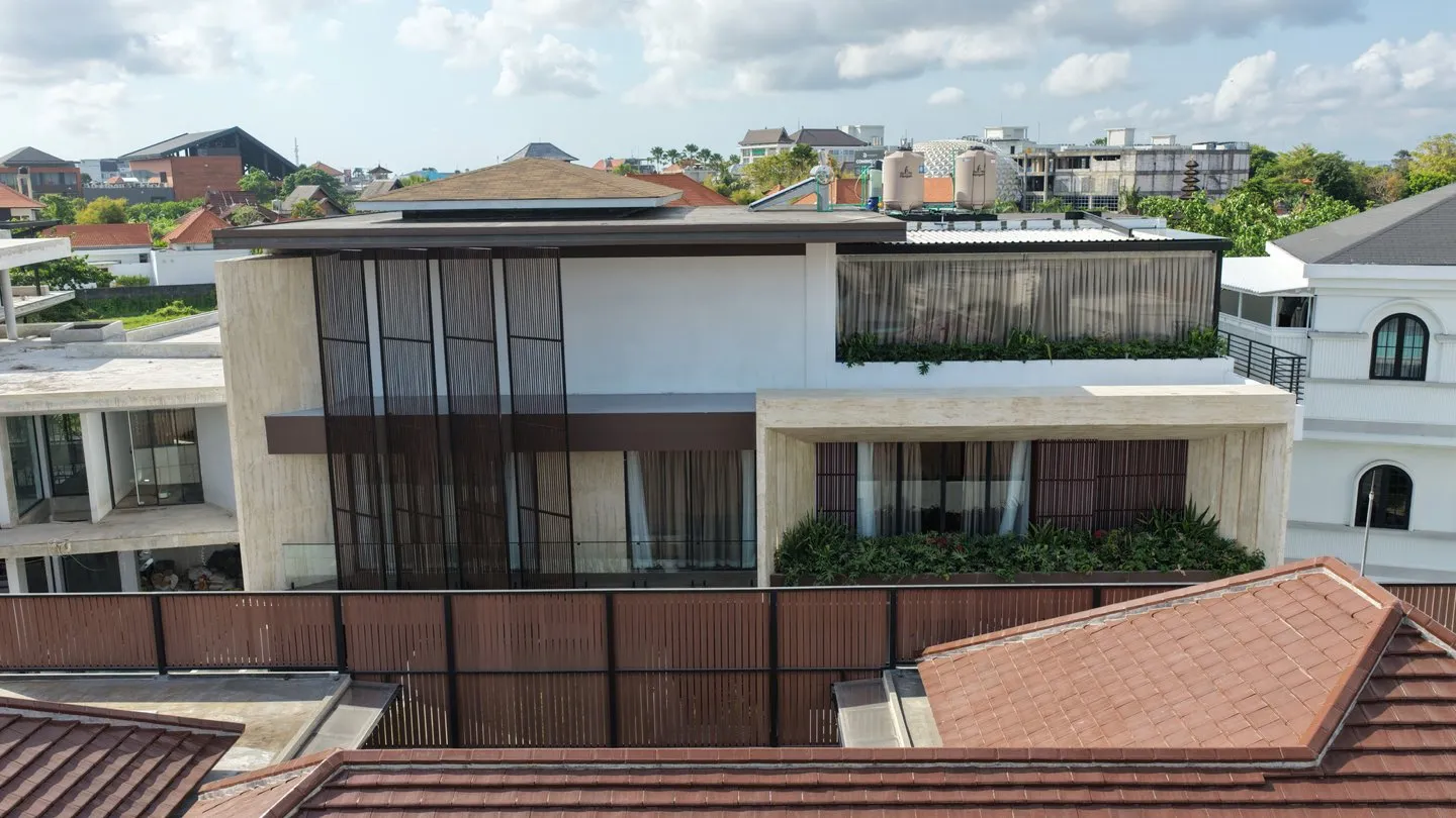 A multi-storey house facade with timber panels and a roof garden.